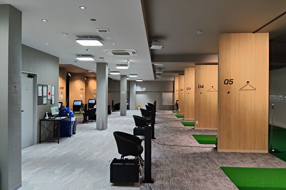 広々としたゴルフ練習場エリア