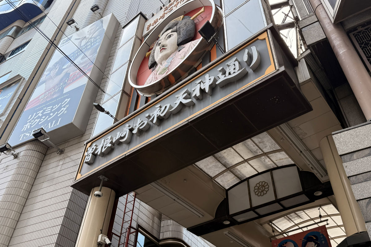 商店街アーケード入口に設置のカメラ