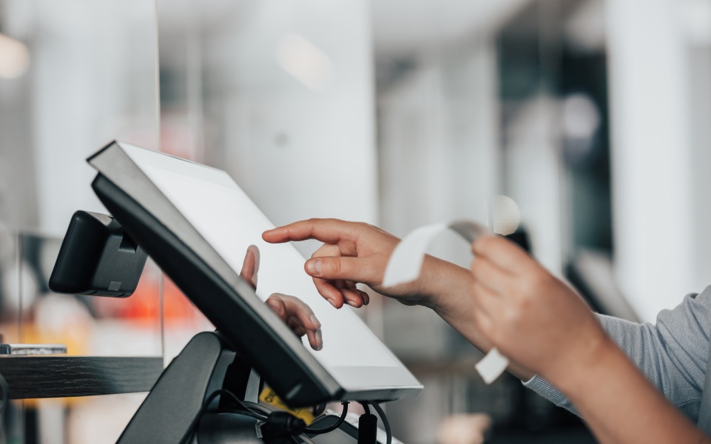 レジ締めや金銭授受の様子（レジ金の相違対策）